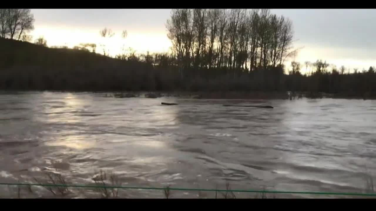 1,400 homes are being threatened as flood waters continue to rise. (MTN News photo)