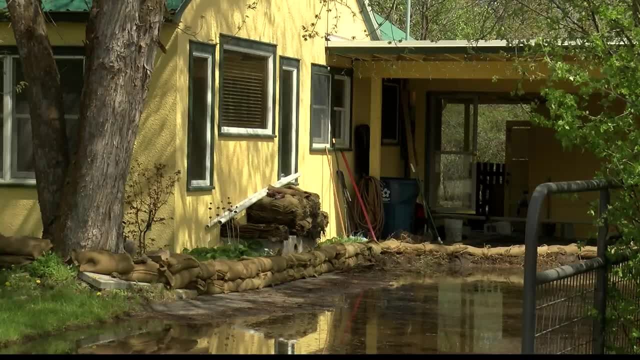Flood waters are continuing to rise in the Orchard Homes area. (MTN News photo)